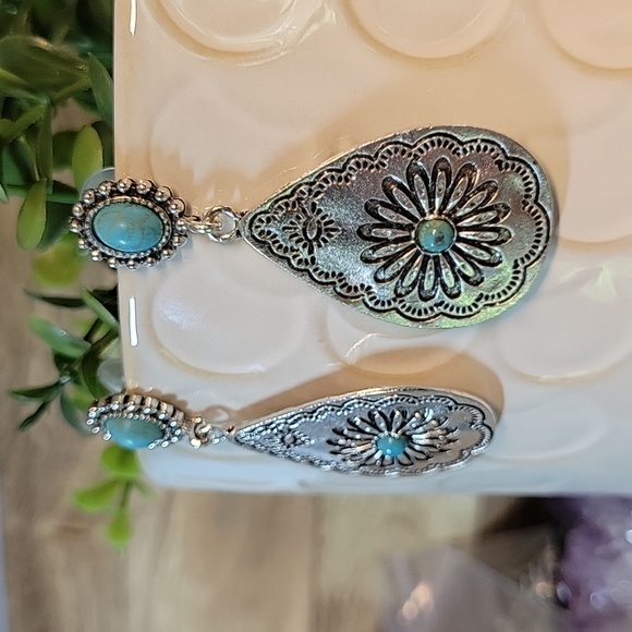 🔥LAST PAIR🔥 Bozeman Concho Blossom Drop Earrings - Picture 3 of 5